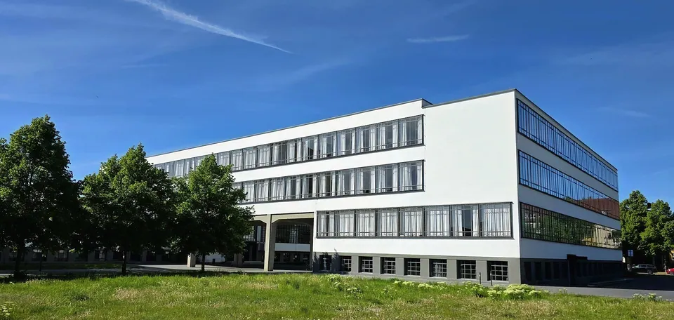 Seitenansicht des Schulflügels des Bauhausgebäudes in Dessau.