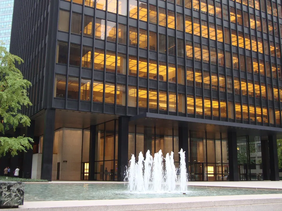 Seagram Building mit dem Brunnen auf der öffentlichen Plaza.