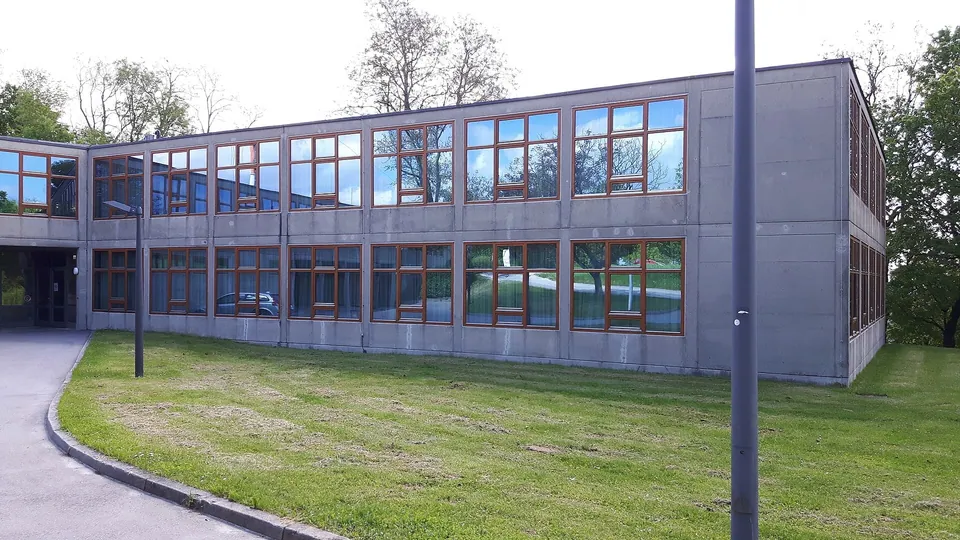 Sichtbeton-Fassade mit Fensterbändern am Gebäude der Hochschule für Gestaltung Ulm.