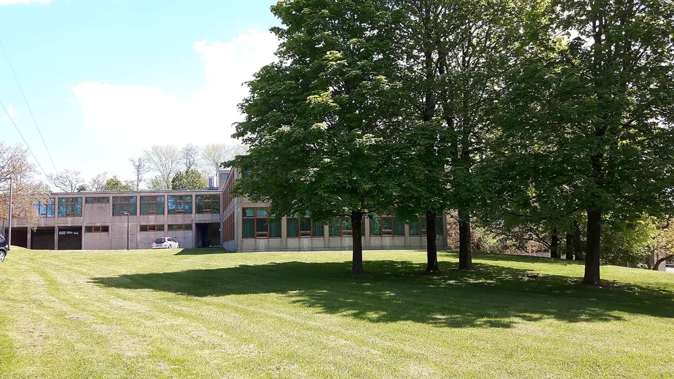 Blick über die Wiese auf das Gebäude der Hochschule für Gestaltung Ulm.