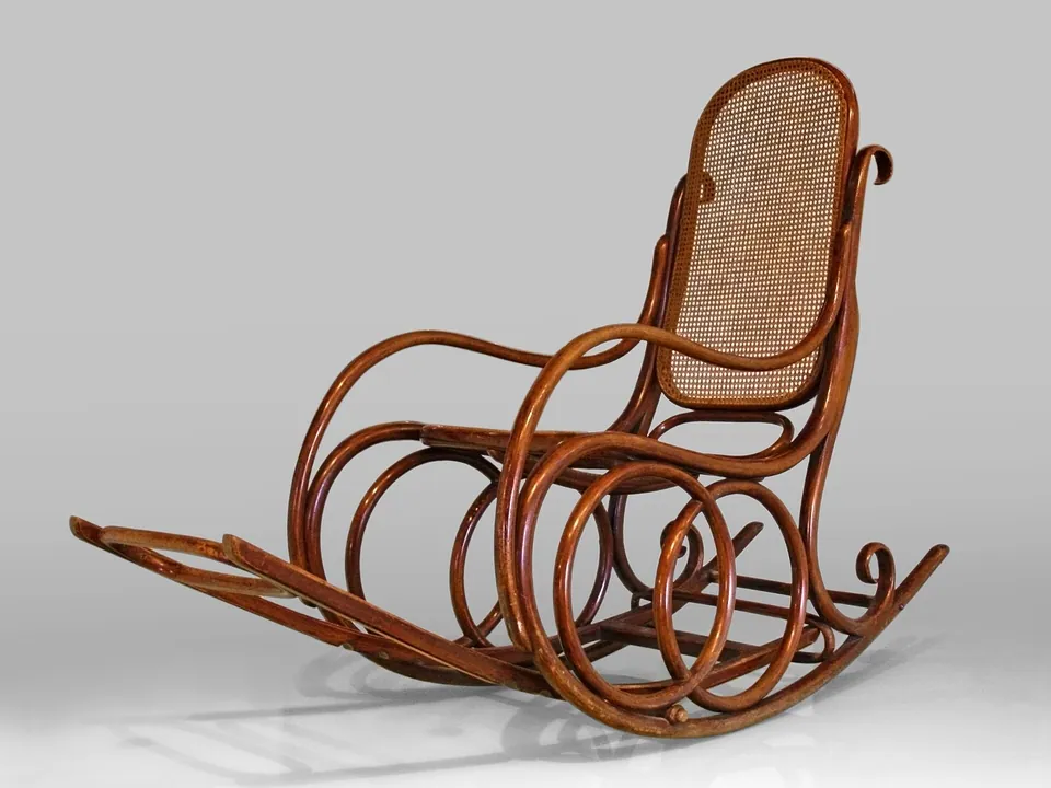 Bugholz-Schaukelstuhl der Firma Thonet-Mundus in der Mährischen Galerie in Brünn.