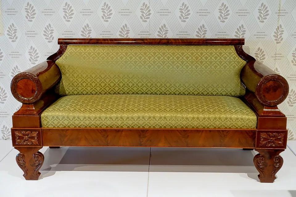Biedermeier-Sofa aus Mahagoni, Österreich, um 1815–1825.