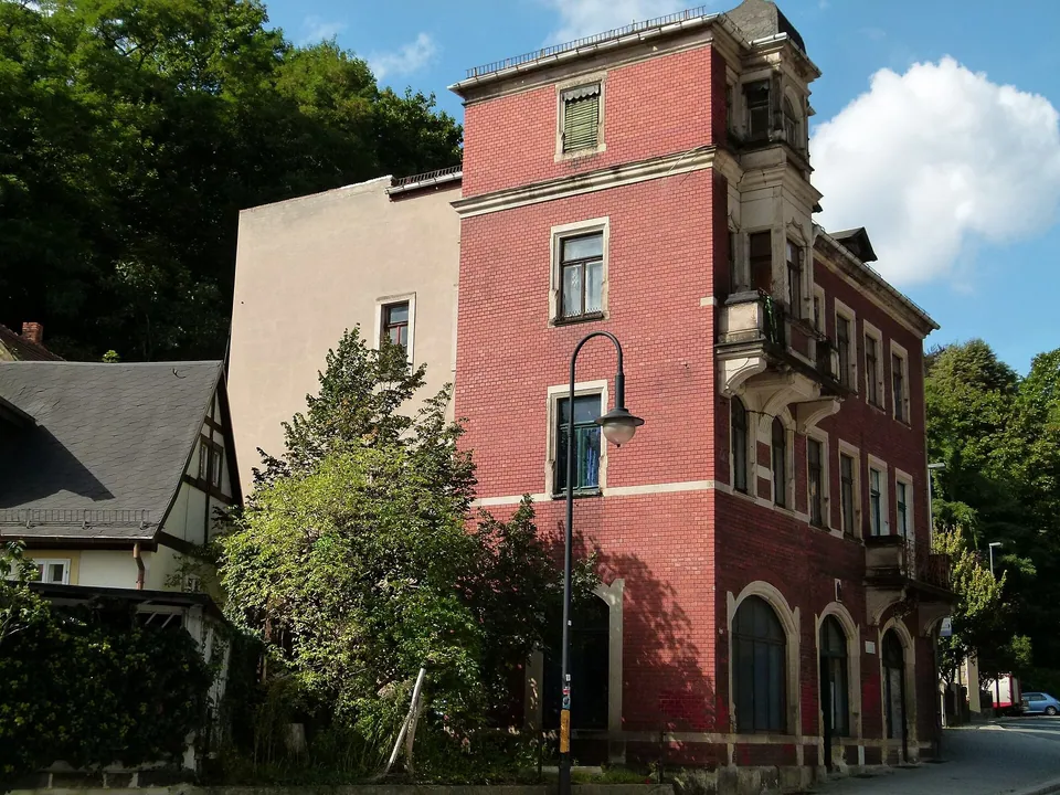 Denkmalgeschütztes Mietshaus der Gründerzeit in Dresden-Loschwitz (Grundstraße 17).