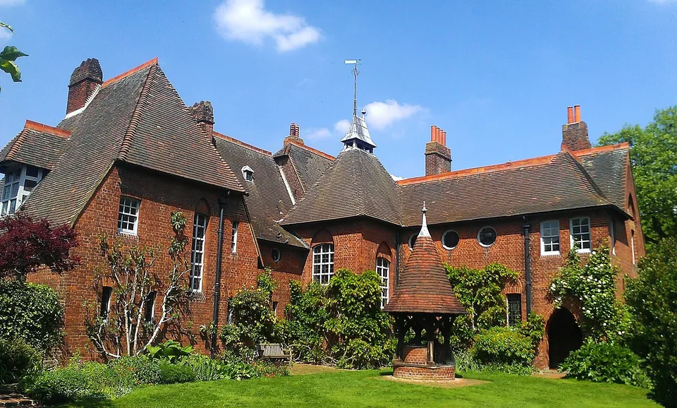 Das Red House in Bexleyheath, 1859–60 von Philip Webb für William Morris gebaut.