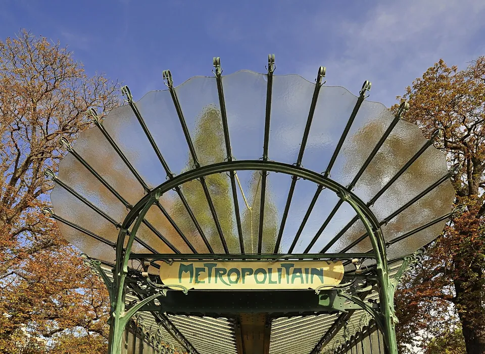 Jugendstil-Eingang („Edicule“) der Pariser Métro-Station Porte Dauphine von Hector Guimard.