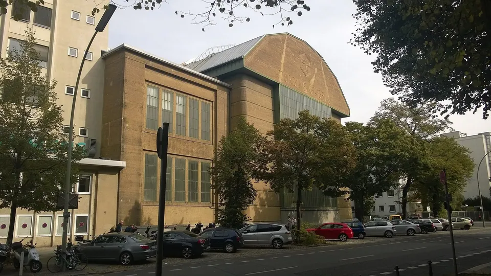 Die AEG-Turbinenhalle in Berlin von Peter Behrens (1909), Werkbund-Mitglied der ersten Stunde.