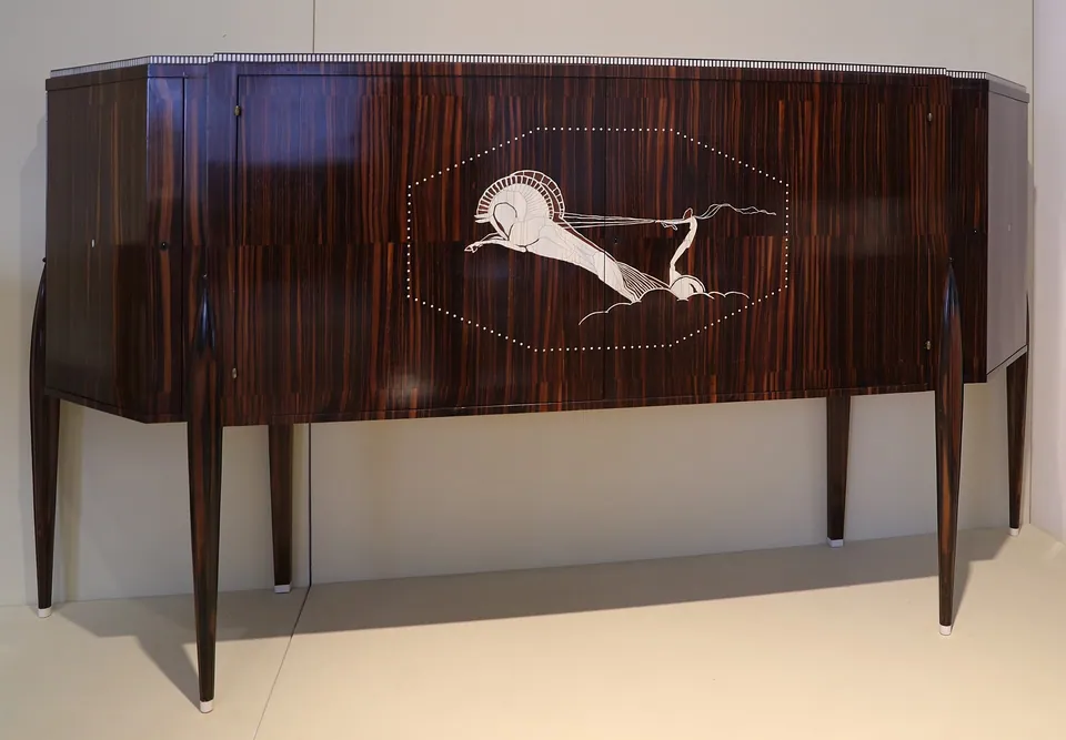 Barschrank von Émile-Jacques Ruhlmann, 1922, im Musée des Années 30.